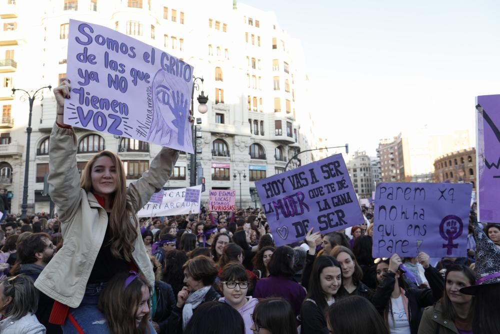 Masiva manifestación en el Día de la Mujer en València