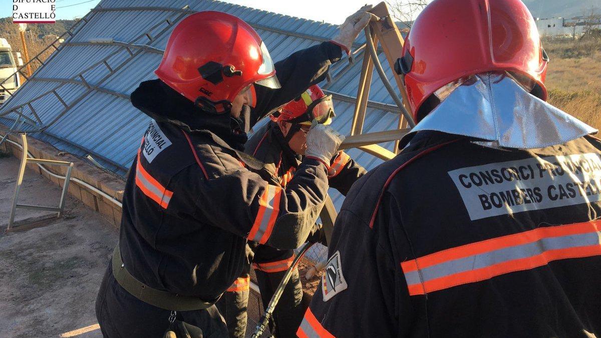 El viento derriba paredes y causa incendios por toda la provincia