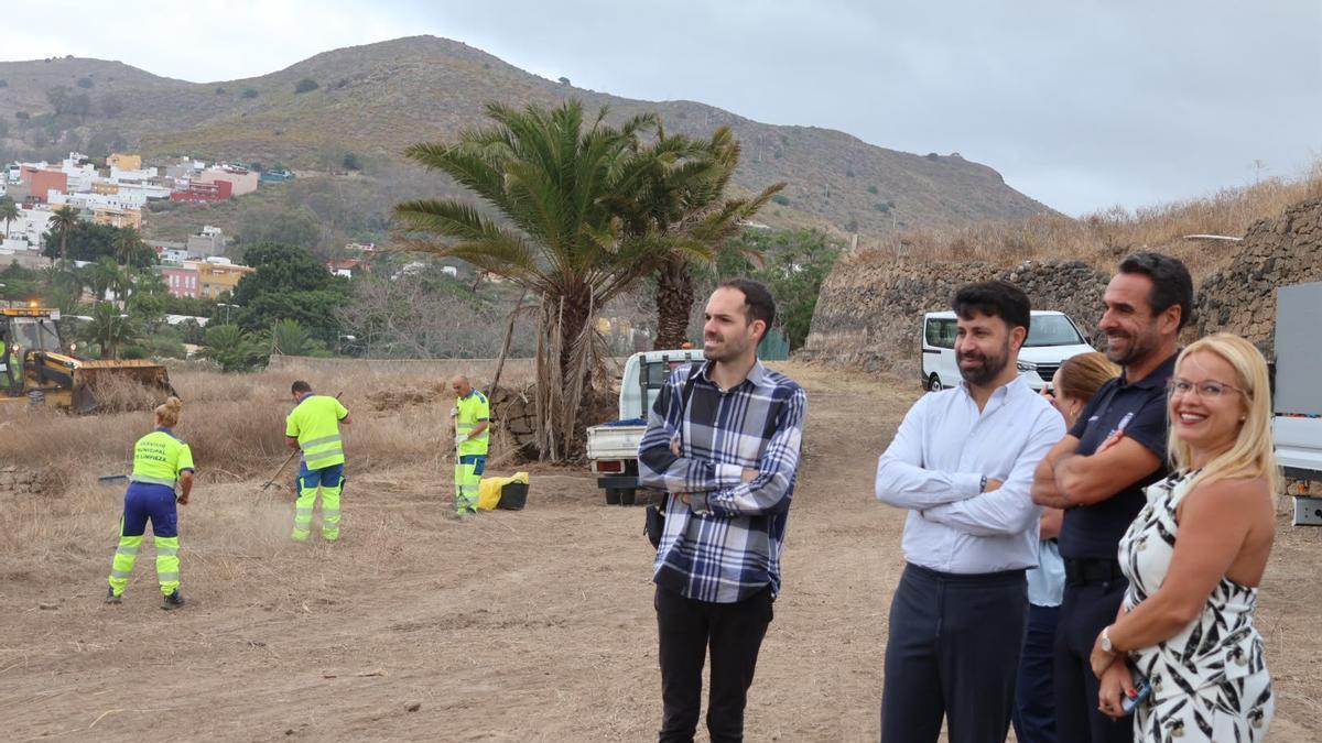 Los concejales Héctor Alemán y Esther Martín comprueban los trabajos de limpieza previos a las fiestas de San Lorenzo