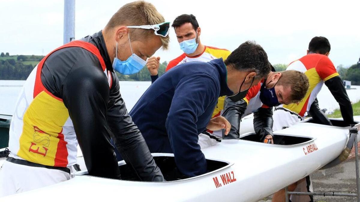 Marcus Walz revisa la piragüa antes de echarla al agua para entrenar