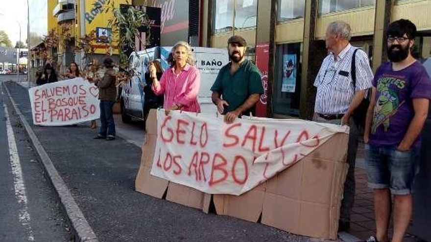 Concentración en Perillo en defensa del bosque de O Paraíso.