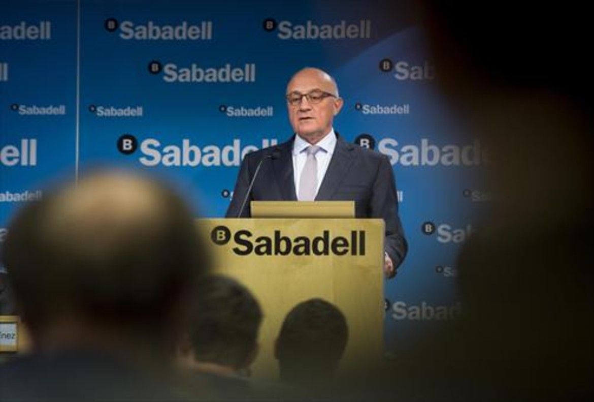 Josep Oliu, presidente del Banco Sabadell, y Ángel Ron, presidente del Banco Popular, en unas imágenes recientes.