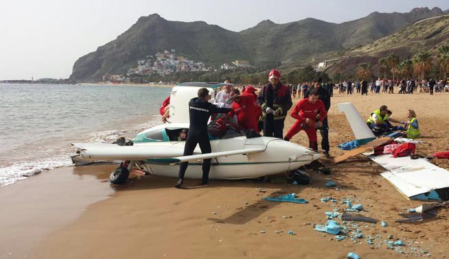 Aterrizaje de emergencia de una avioneta en la playa de Las Teresitas