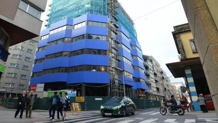 Obras de instalación de la cubierta del edificio de Benito Corbal.