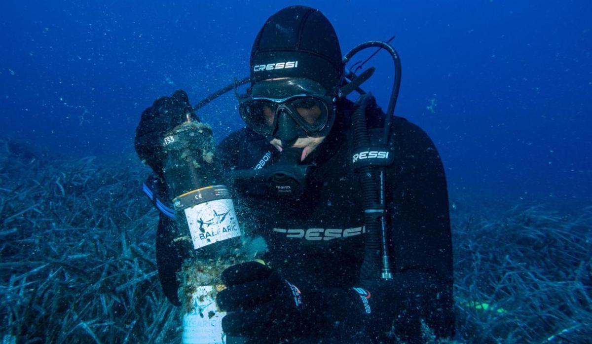 Josep Alós realizando el mantenimiento de los receptores acústicos.