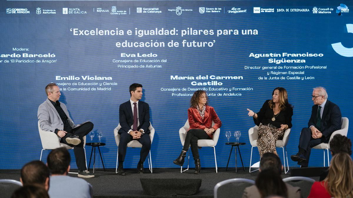 Por la izquierda, Ricardo Barceló, Emilio Viciana, Eva Ledo, María del Carmen Castillo y Agustín Francisco Sigüenza, durante la mesa redonda