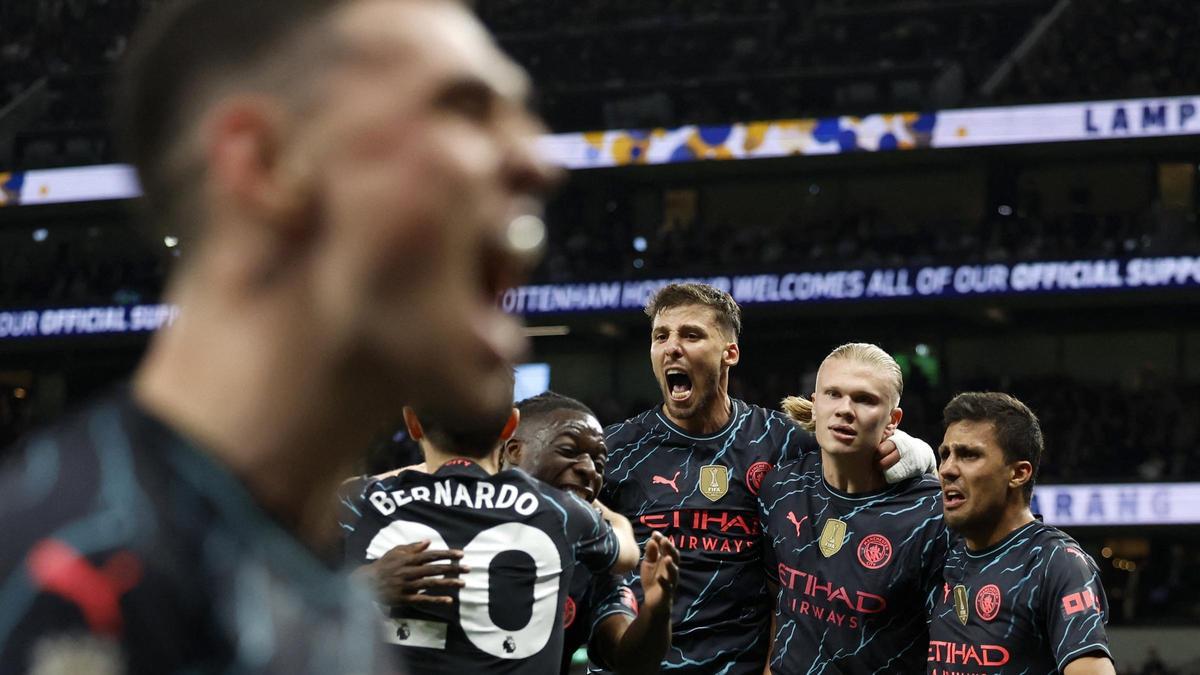 Foden, en primer término, celebra el gol del City con sus compañeros al fondo.