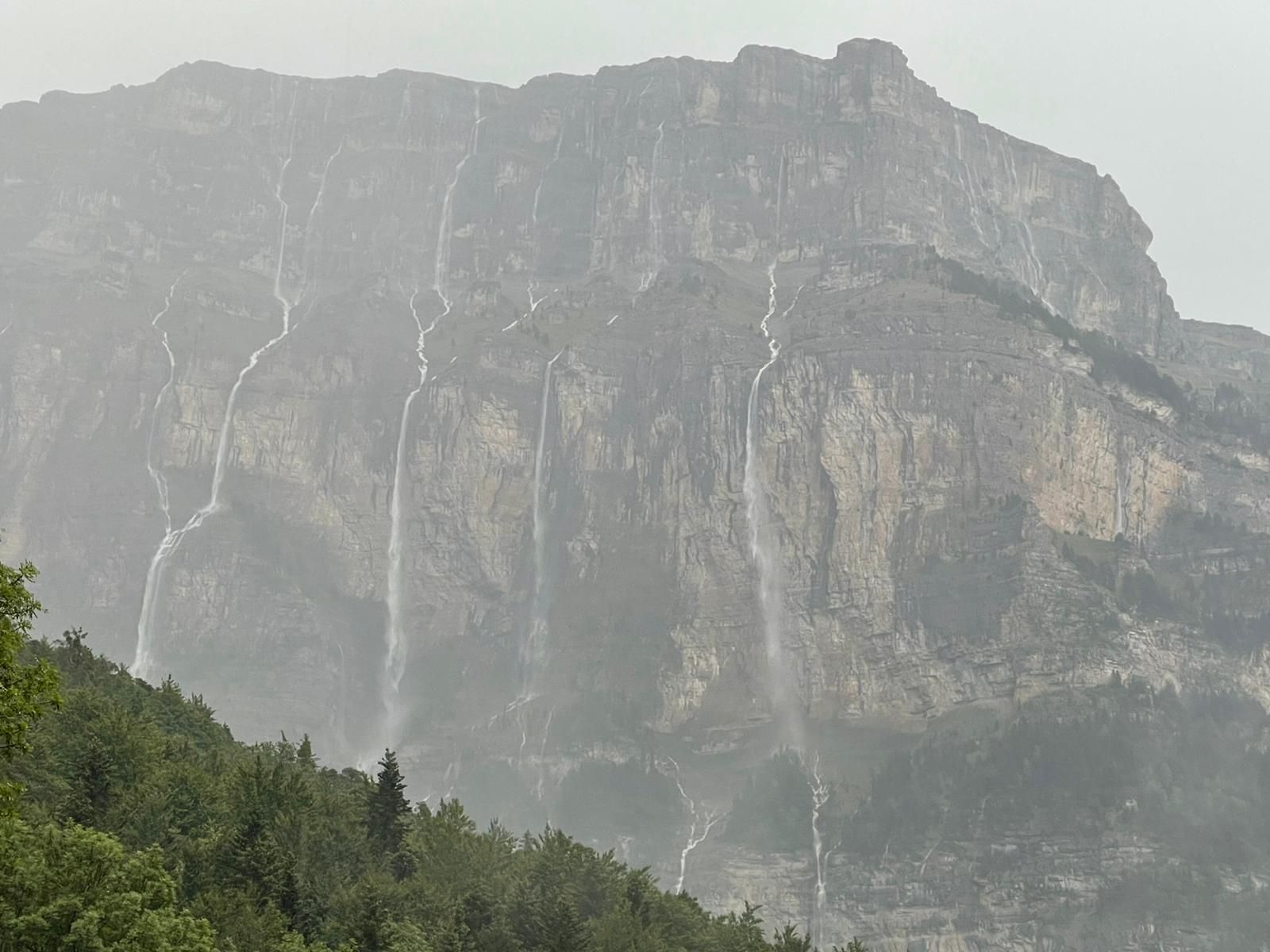 Las tormentas han reactivado las cascadas de Mondarruego, cerca de Torla.