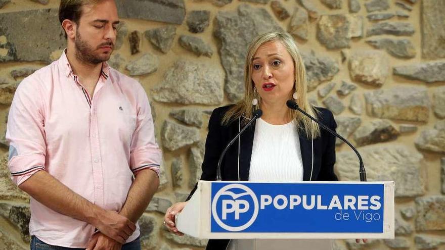 Elena Muñoz, ayer, en la sede del PP local, junto a su secretario general, Javier Dorado. // Marta G. Brea