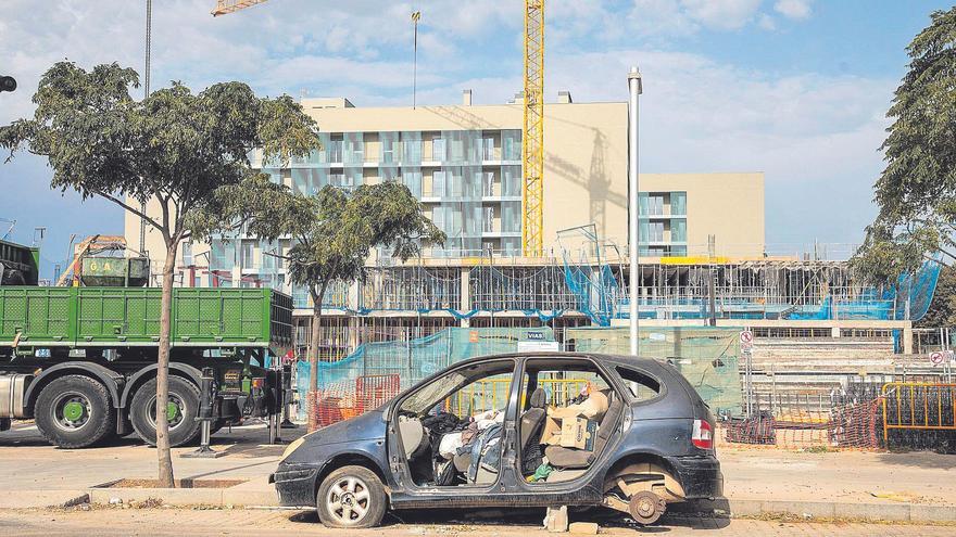 Coches abandonados en el futuro distrito tecnológico