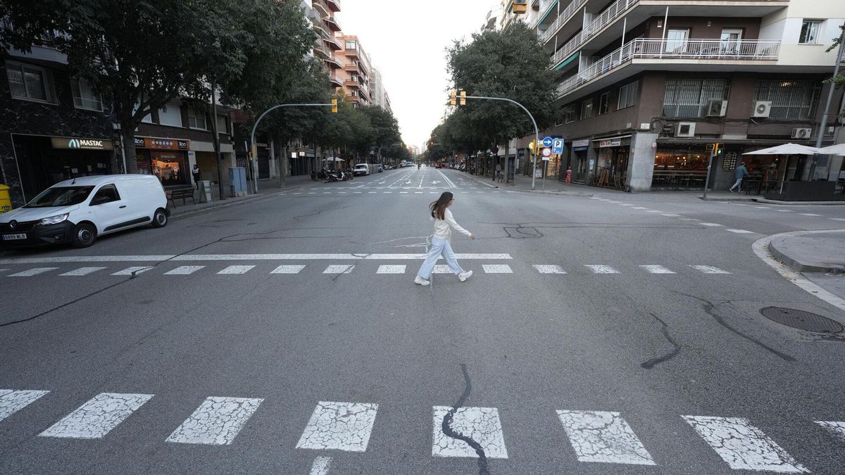 Calles de Barcelona que tienen pendiente una reforma para perder asfalto y ganar espacio para los peatones. En la foto, la Avda de Madrid a la altura de Ronda del Mig dirección l’Hospitalet.