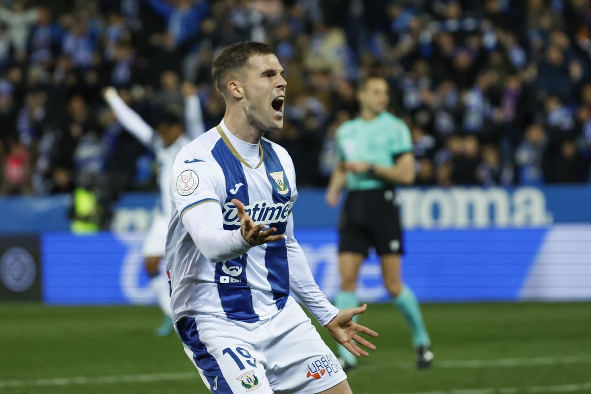 LEGANÉS (MADRID), 05/02/2025.- El delantero del Leganés Diego García celebra el segundo gol del equipo, durante el partido de cuartos de final de la Copa del Rey que CD Leganés y Real Madrid disputan este miércoles en el estadio de Butarque. EFE/ Juanjo Martín