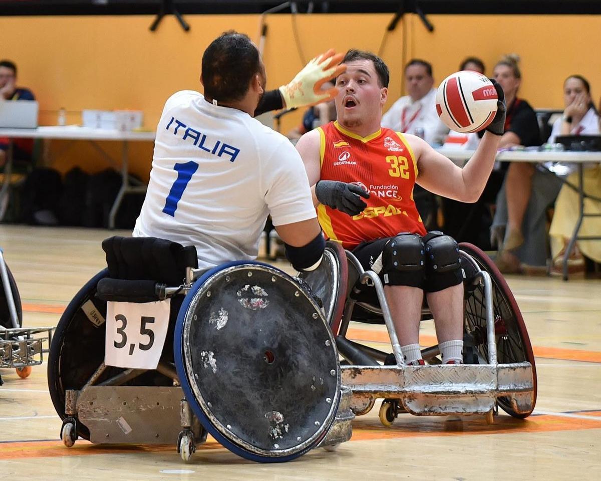 Unai Gonzalvo pasa el balón en las semifinales frente a Italia (50-44)