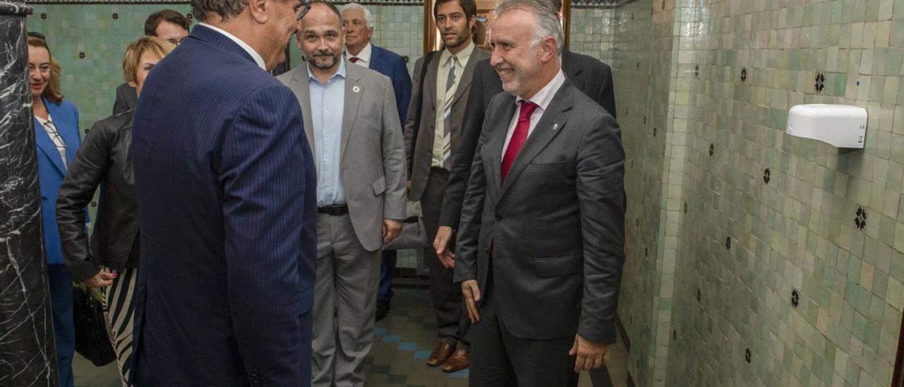 El presidente de Canarias, Ángel Víctor Torres (d), se reúne con el presidente del Gobierno marroquí, Aziz Ajanuch, el miércoles en Rabat. | | EFE