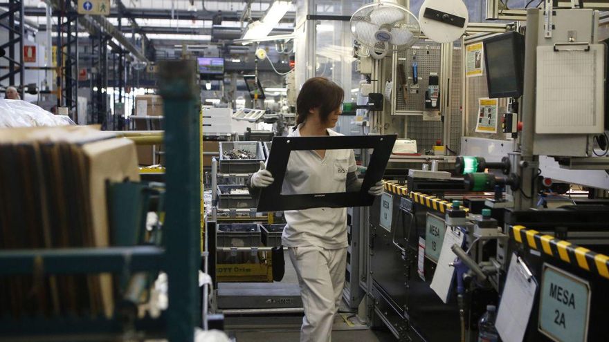 Una mujer inspecciona el material en la empresa de BSH de Zaragoza en una imagen de archivo. | EL PERIÓDICO