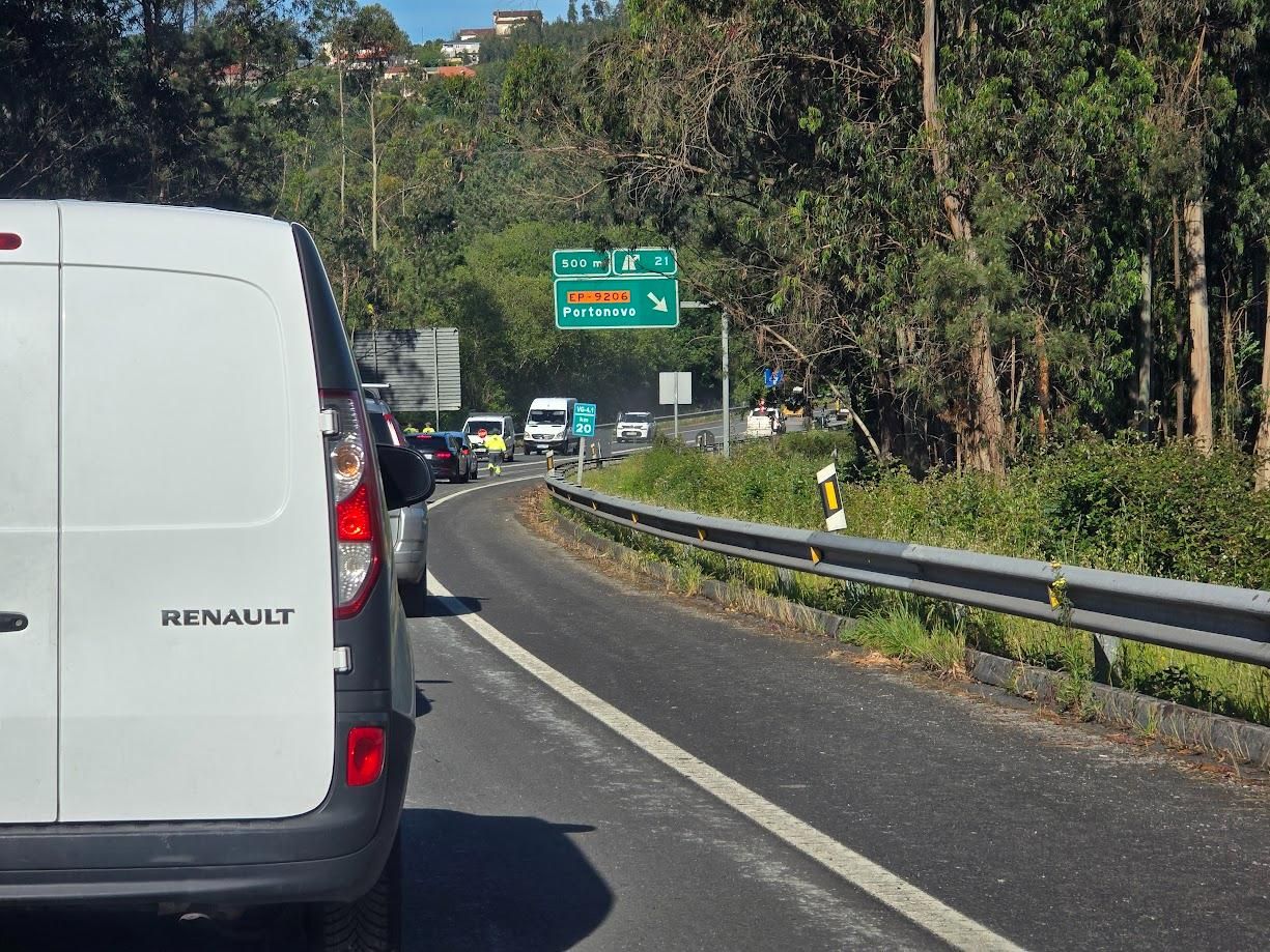 Las obras de "parcheado" en la vía rápida de Sanxenxo, entre la Autovía do Salnés y A Lanzada, están provocando importantes trastornos.