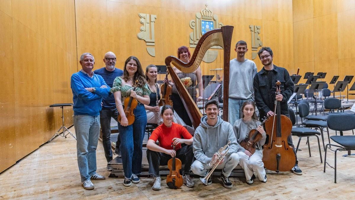 A la izquierda: Enrique Meyer y Baldur Brönnimann con  integrantes del  curso Caeo en el Auditorio de Galicia.