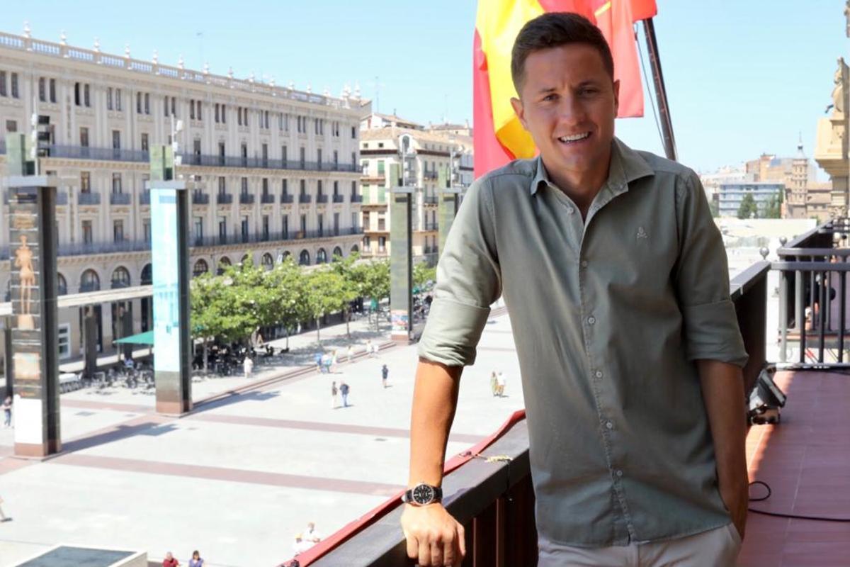 Ander Herrera, en el balcón del Ayuntamiento de Zaragoza, en la Plaza del Pilar.