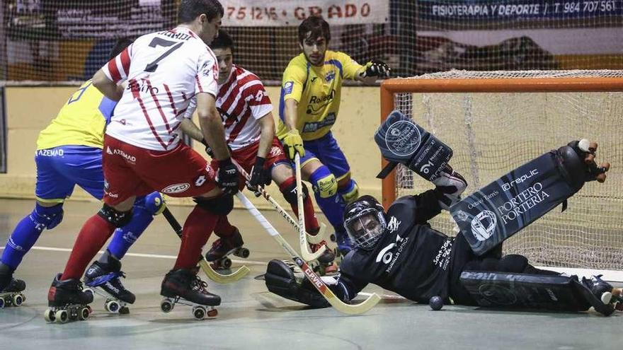 Una acción del duelo entre el Asturhockey y el Vic.