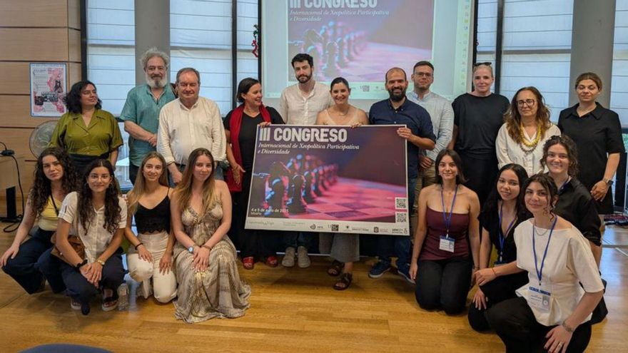 Participantes en la jornada de ayer, con la alcaldesa. |  G.N.