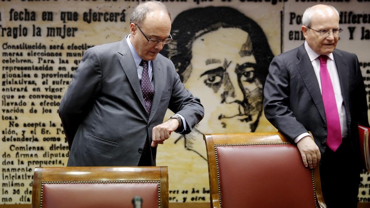 Luis María Linde y José Montilla, en la comisión de Presupuestos.