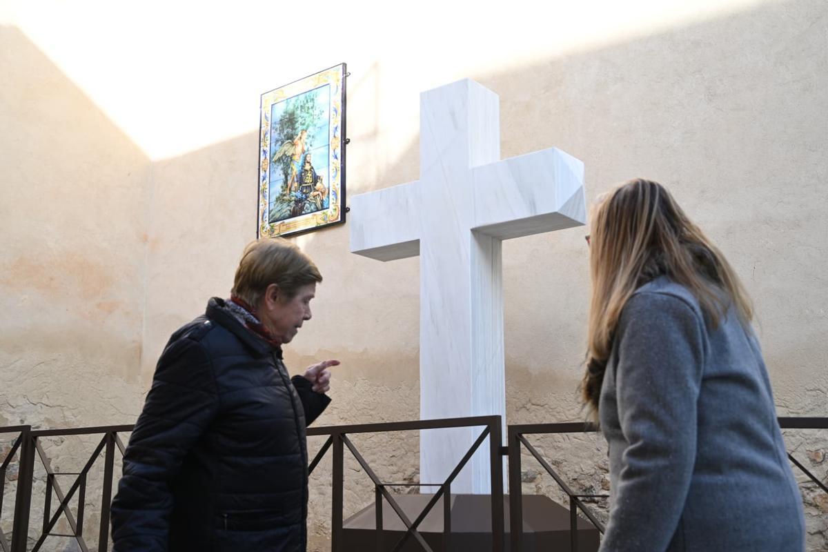 Así ha regresado el munumento de la Cruz de Callosa de Segura en un suelo privado junto a la ermita de Nuestra Señora del Rosario Así ha regresado el munumento de la Cruz de Callosa de Segura en un suelo privado junto a la ermita de Nuestra Señora del Rosario