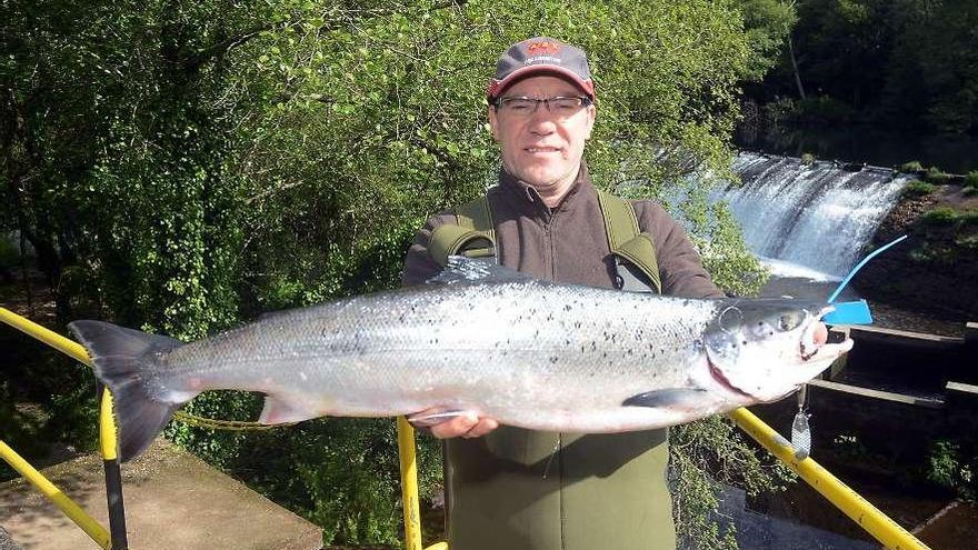 David Seoane muestra el ejemplar de 4,7 kilos con el que se abrió la temporada del salmón. // Rafa Vázquez
