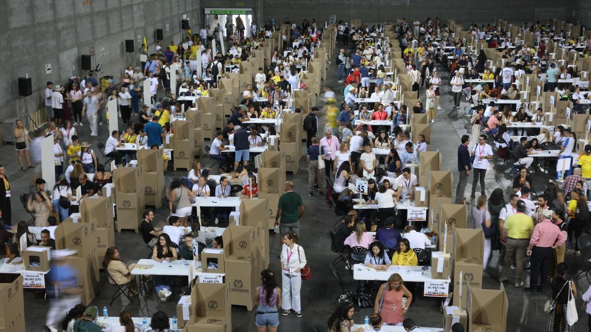 TOPSHOT - Els colombians que viuen a Espanya voten en la segona volta de les eleccions presidencials de Colòmbia al pavillió de la Casa de Campo a Madrid el 21 de juny de 2026. Els colombians escullen un nou president el 21 de juny, una elecció entre un advocat recolzat per la Casa Blanca i un senador d'esquerres que decidirà el destí de l'estrambòtic procés de pau del país i els vincles tensos amb Washington. El Frontrunner De la Espriella, un doble nacional nord-americà-colombí, va guanyar el vot de primera ronda de May prometent lliurar la guerra als grups guerrillers que es negaven a signar un acord de pau de 2016. (Foto de Pierre-Philippe MARCOU / AFP)