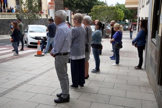 Minuto de silencio por asesinato de dos personas ...