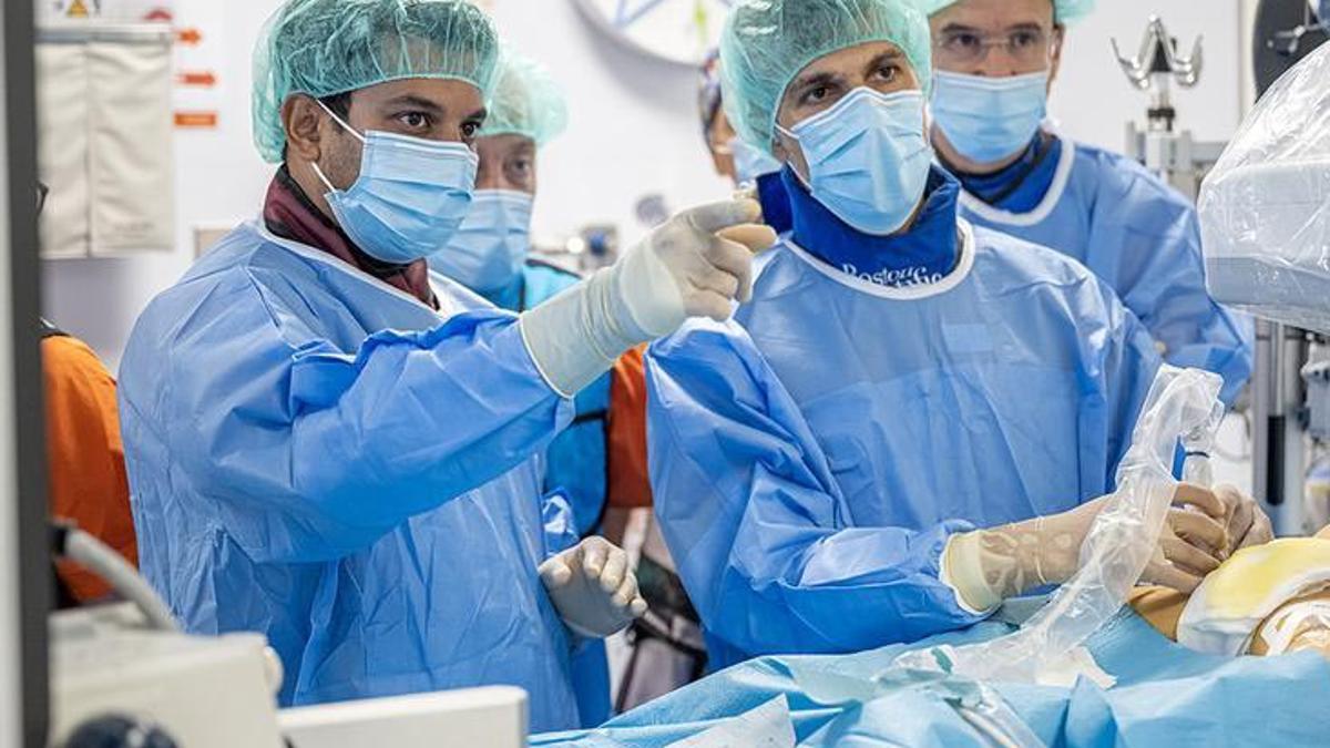 Médicos, durante una intervención quirúrgica