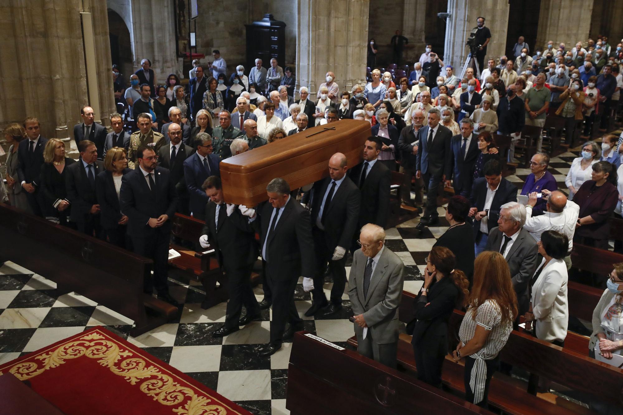 EN IMÁGENES: Asturias despide a Gabino Díaz Merchán en un multitudinario funeral en la Catedral de Oviedo