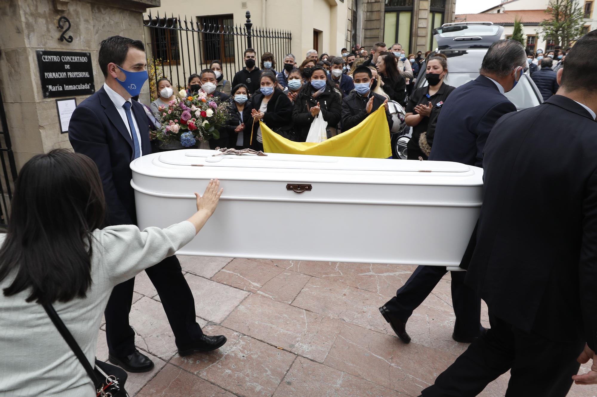 Entre lágrimas, aplausos y "sin odio": así despidió Oviedo a Erika, la niña de 14 años asesinada en el portal de su casa