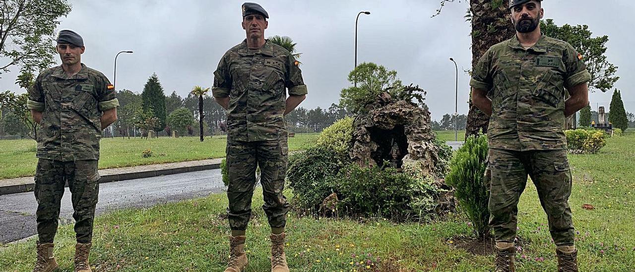 El sargento primero Gorka Aparicio, el capitán José Antonio Lopera y el soldado Manuel Alejandro Cuevas, junto a la imagen de la Santina, en el cuartel Cabo Noval. | Luis Vega |  MDE