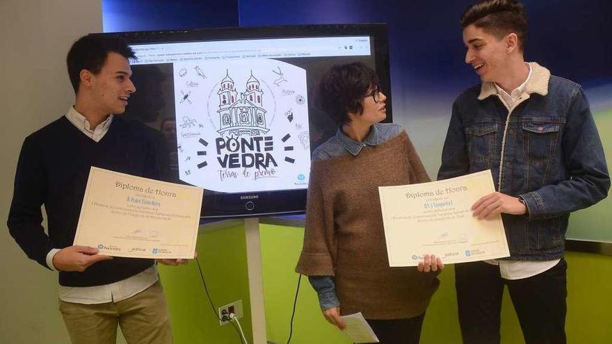 Pedro Tizón, la concejala Anabel Gulías e Isaac Gulías, ante el &quot;post&quot; ganador de su categoría. // R. Vázquez