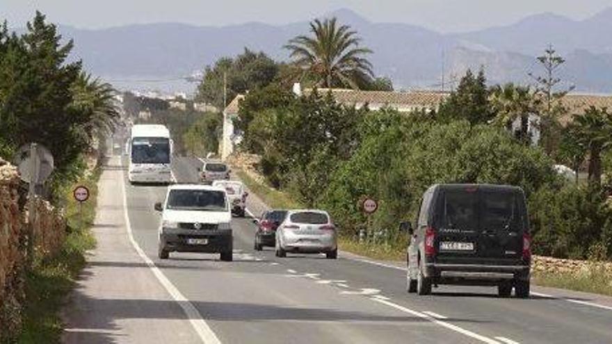 Tráfico en la carretera principal de Formentera PM-820.