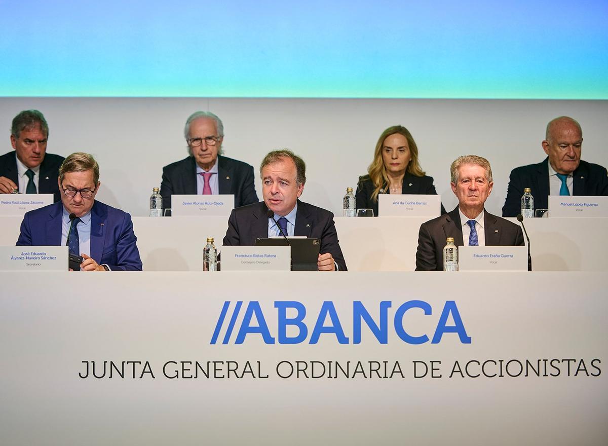 Francisco Botas en primera línea junto a parte del consejo de administración de Abanca.