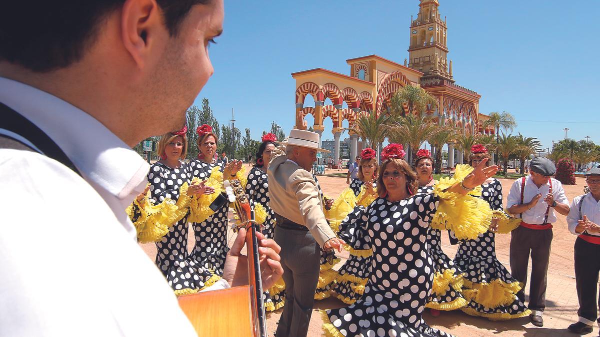 Alegría desde la portada | Un coro rociero canta ante la portada de la Feria de Nuestra Señora de la Salud, en el pasacalles ‘Camino de El Arenal’.