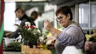Las floristerías cacereñas concentran sus ventas en los Santos: "Hacemos cien encargos al día"
