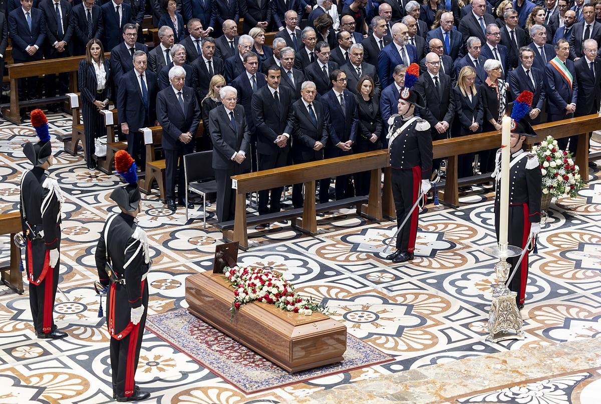 Cientos de personas se dan cita en la catedral de Milán para despedir a Berlusconi