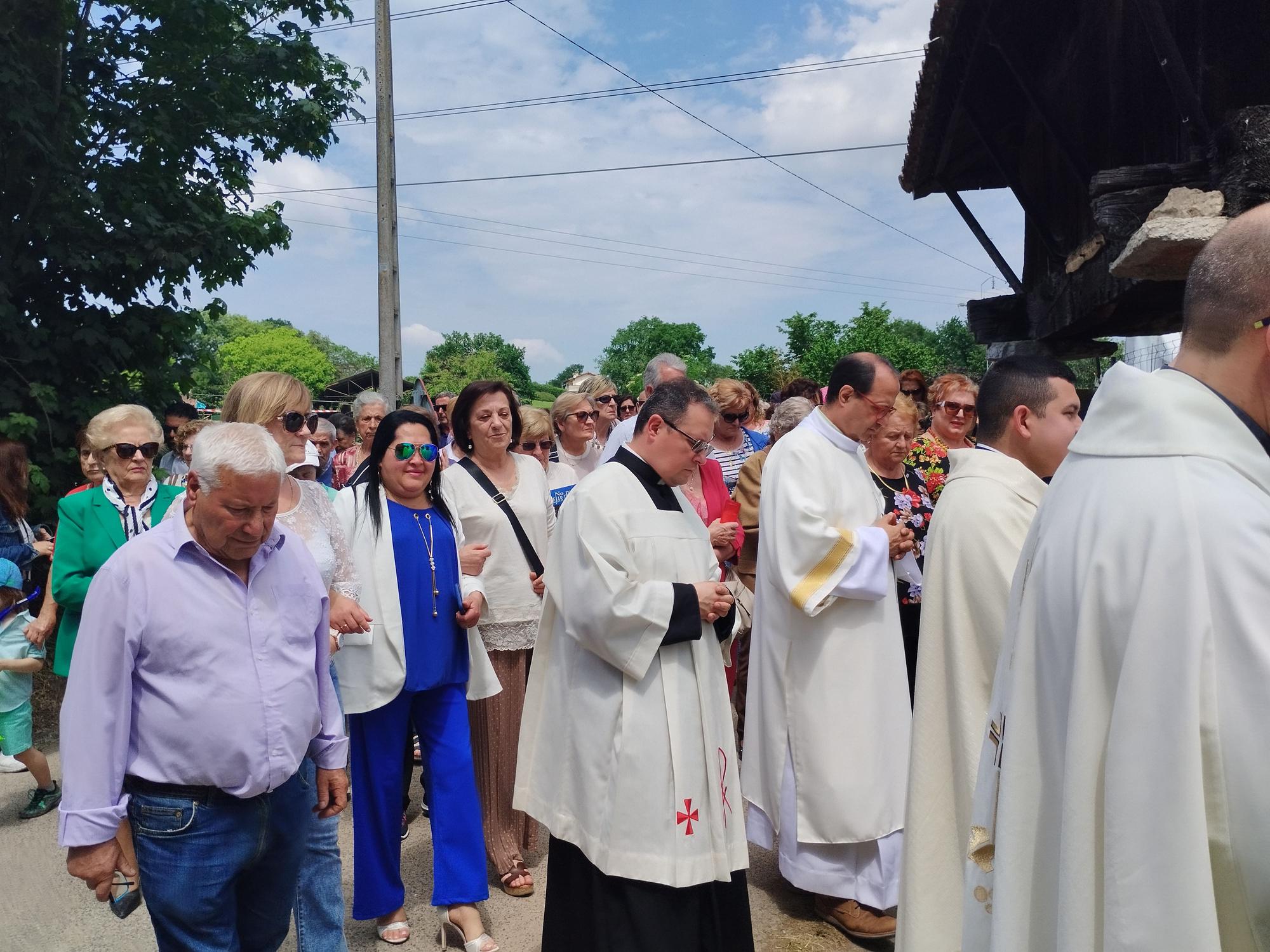 La misa solemne y procesión de la Virgen de la Cabeza en Meres, en imágenes