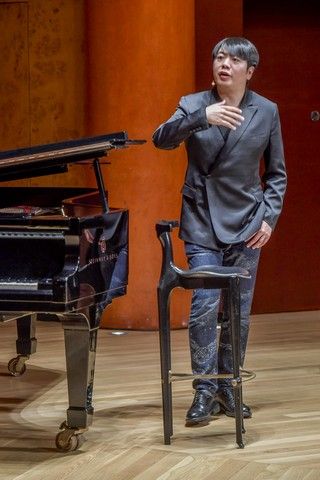 El pianista Lang Lang mantiene un encuentro con estudiantes de música en Gran Canaria