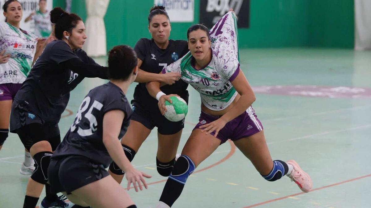 Zoe Turnes protege la posesión del balón.