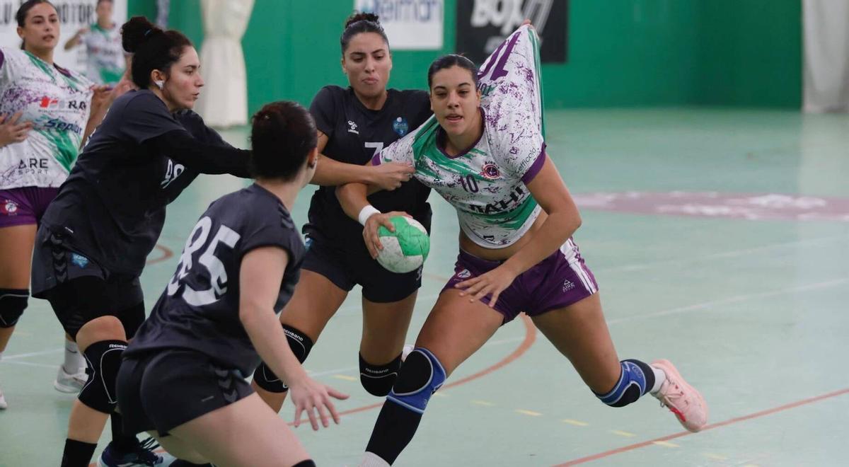 Zoe Turnes protege la posesión del balón.