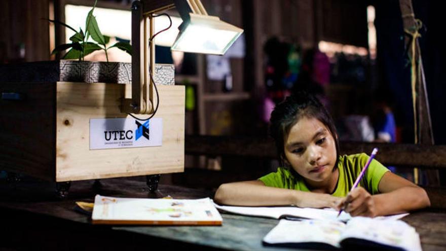 Una niña  estudiando de noche gracias a la &#039;plantalámpara&#039; // Santiago Barco