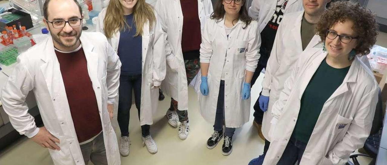 Miguel Fidalgo (izq.) y Diana Guallar (dcha.) con investigadores de sus equipos en el CiMUS de la Universidade de Santiago.  xoán álvarez