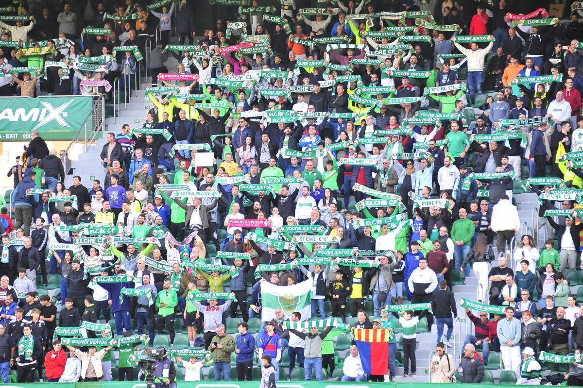 Seguidores del Elche cantando el "Aromas Ilicitanos", el pasado domingo frente al Alcorcón