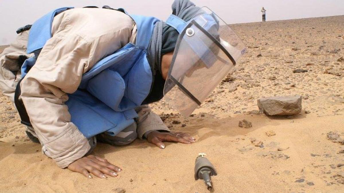 Youguiha Mohamed inspeccionando una mina antipersona.