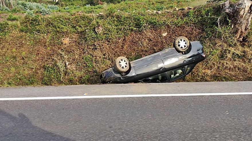 Coche volcado en la PO-551 en A Cerradiña, en Domaio.