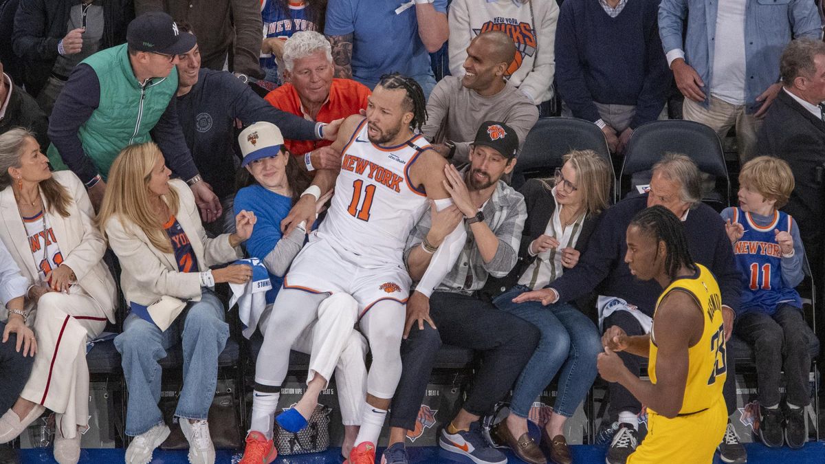 Brunson, de los Knicks, cae junto al público en el últmo duelo contra los Pacers.