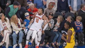 Un jugador de los Knicks cae junto al público en el último pulso contra los Pacers.